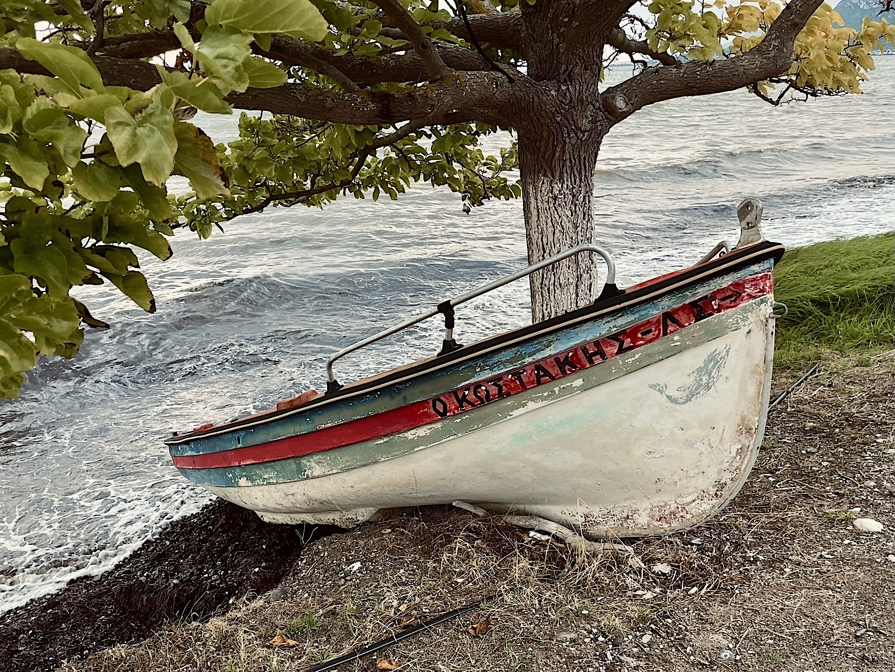 A hard-working boat in Kamena Vourla.