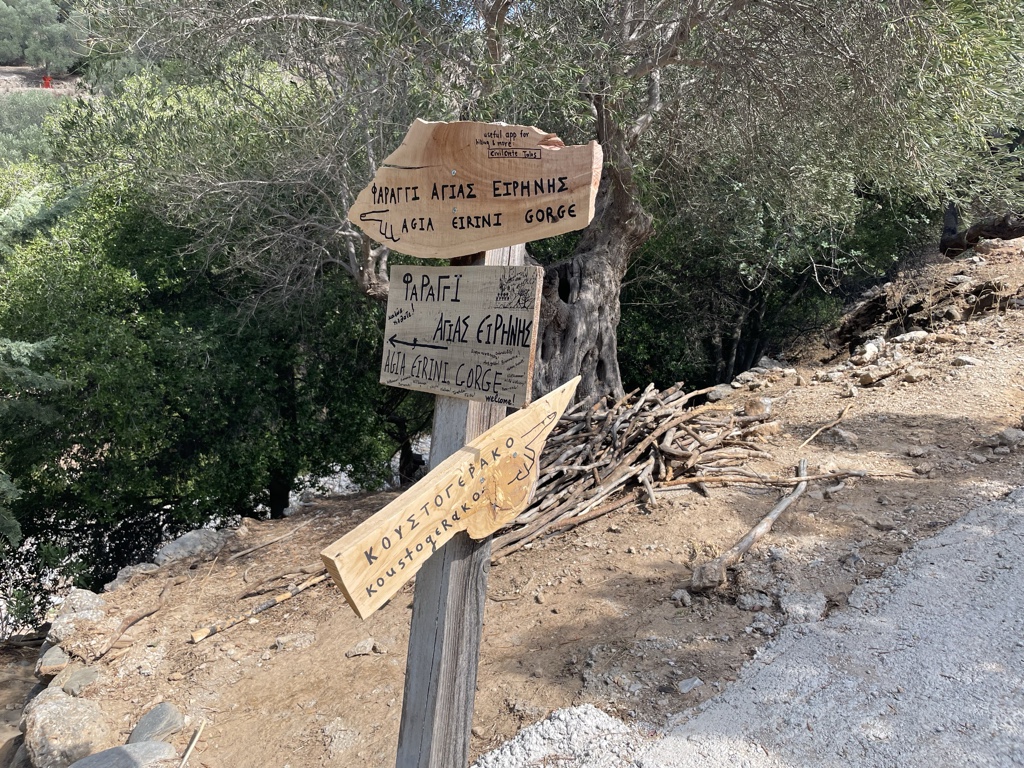 A sign to the café at the end of the gorge.