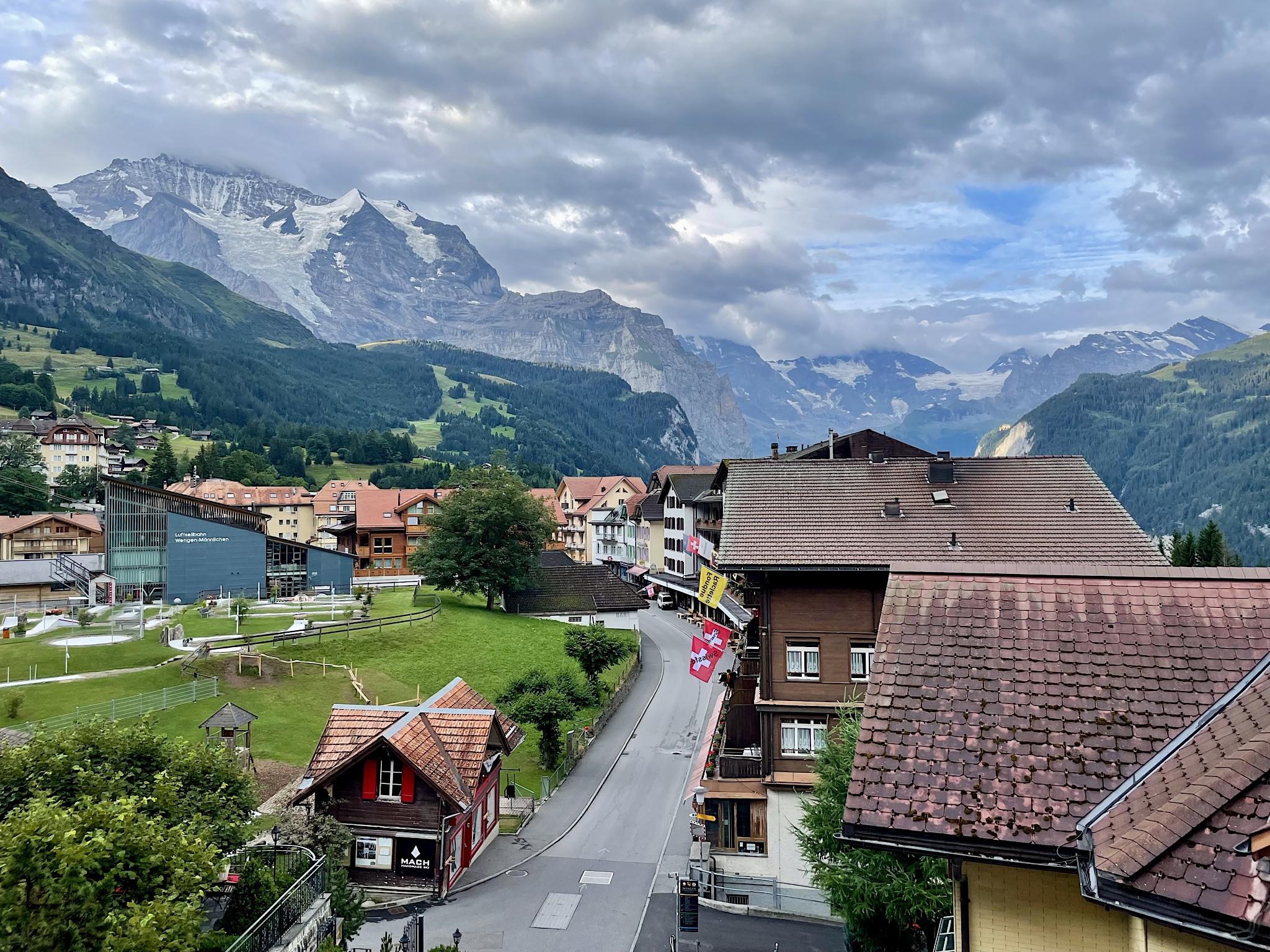 The Jüngfrau looks over Wengen.
