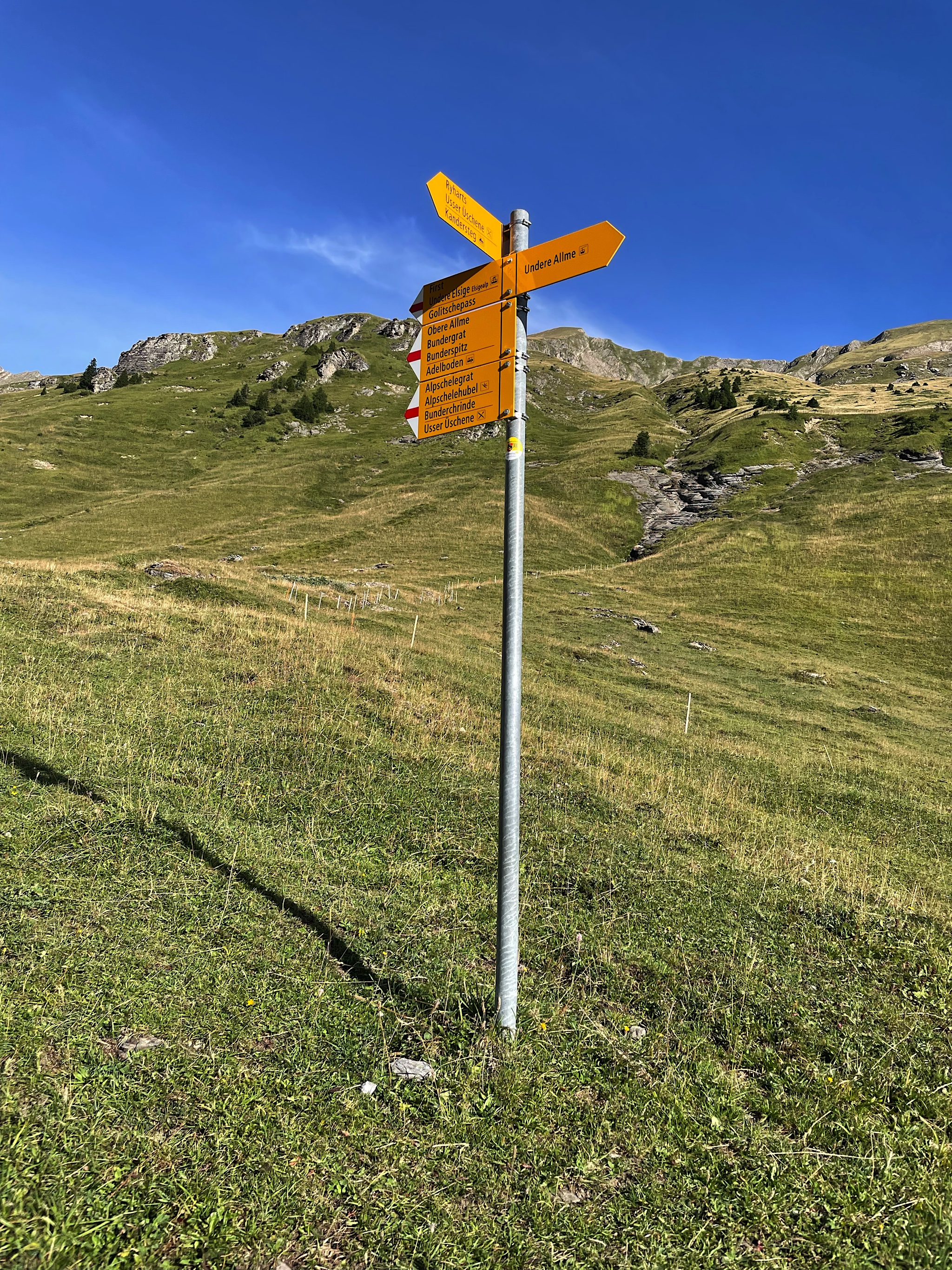 A sign pointing to various paths. We went left, to Usser Uschine.