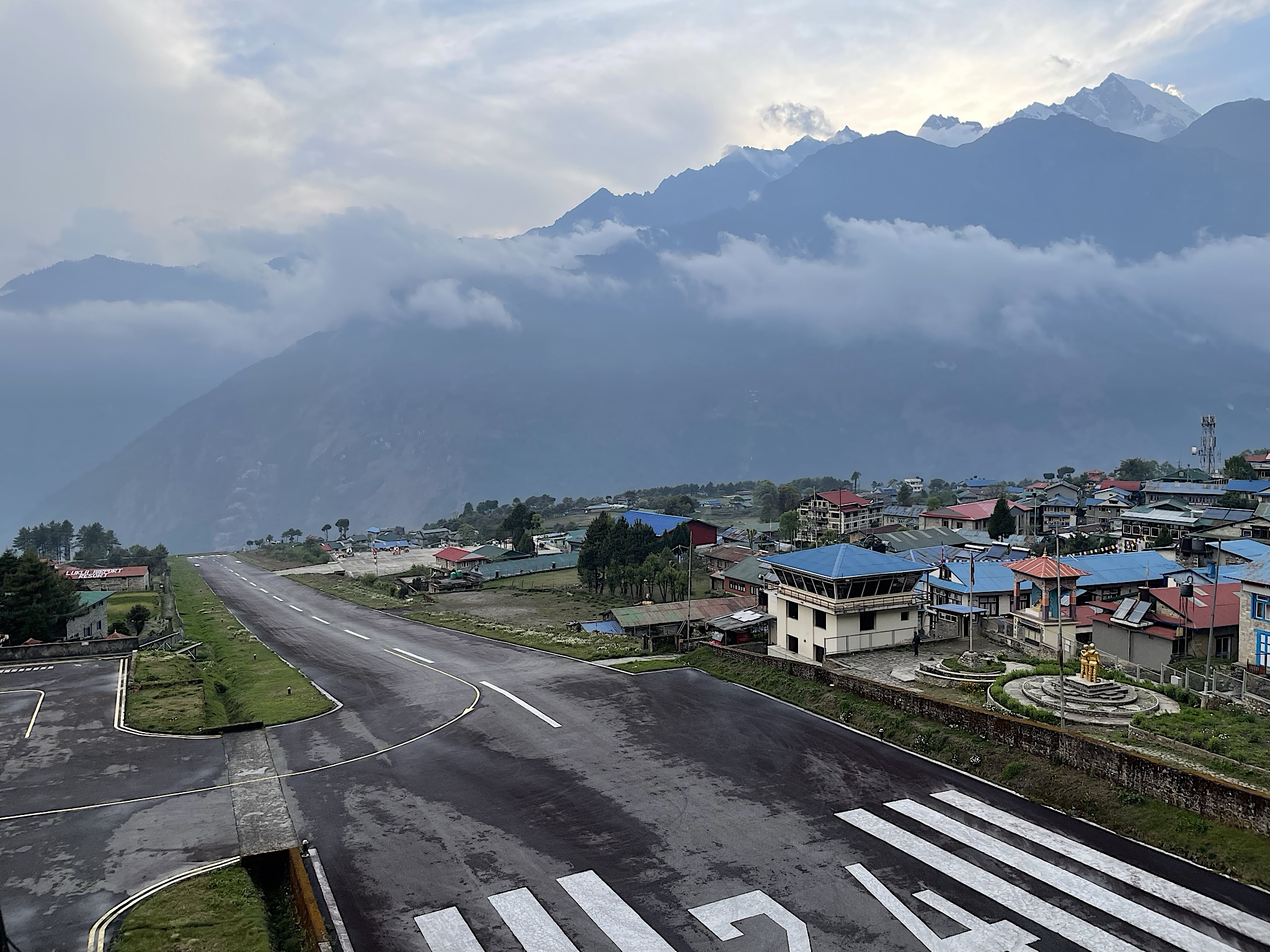 The runway is indeed very short and visibly slanted downhill.